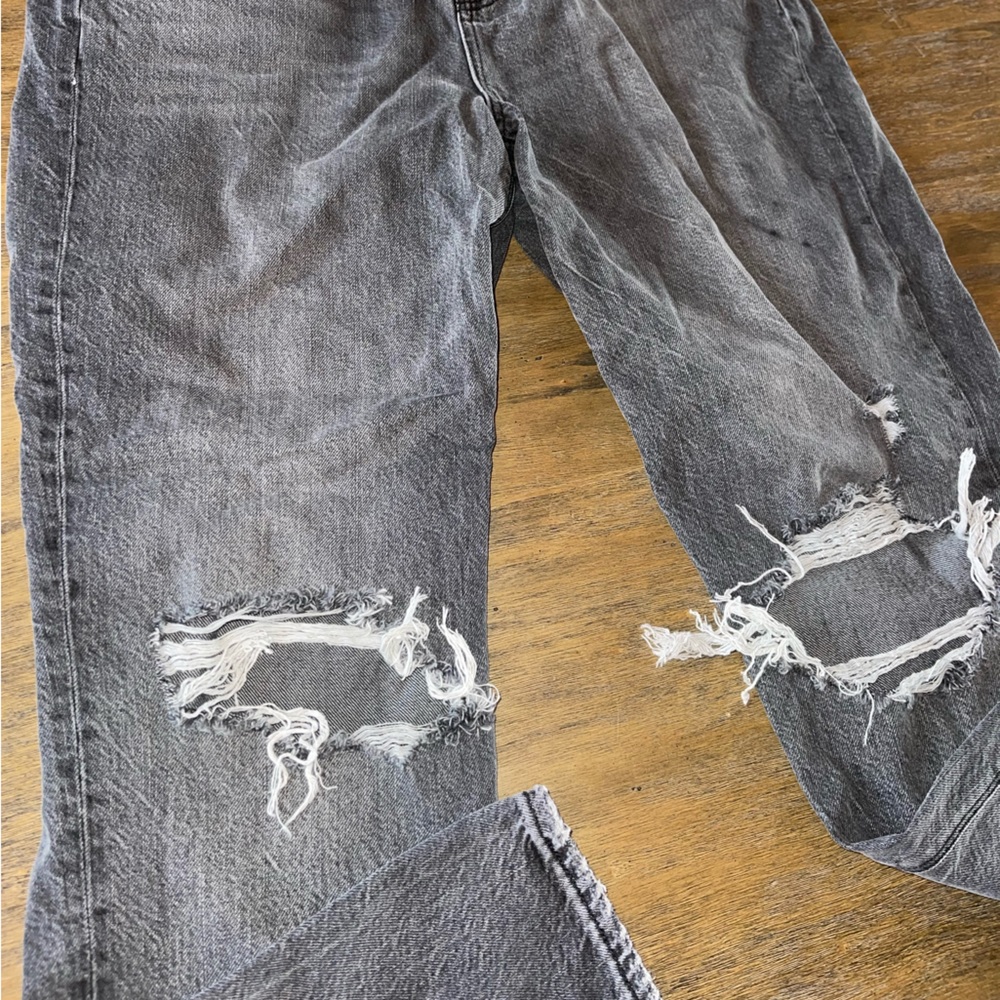 Like new! American Eagle High Rise Mom Jeans. Size 8. - Picture 5 of 6